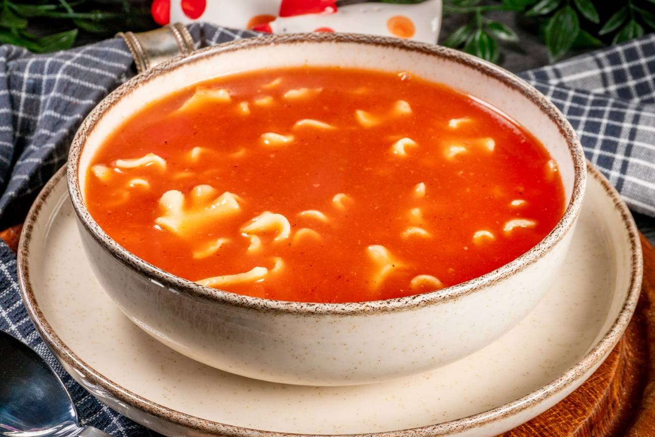 Pomidorowa za kwaśna. Tak uratujesz ją jednym dodatkiem Pomidorowa za kwaśna. Tak uratujesz ją jednym dodatkiem