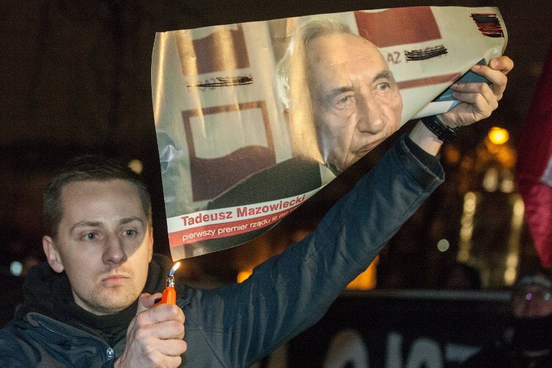 Jacek Międlar spalił zdjęcie Tadeusza Mazowieckiego podczas demonstracji nacjonalistów we Wrocławiu