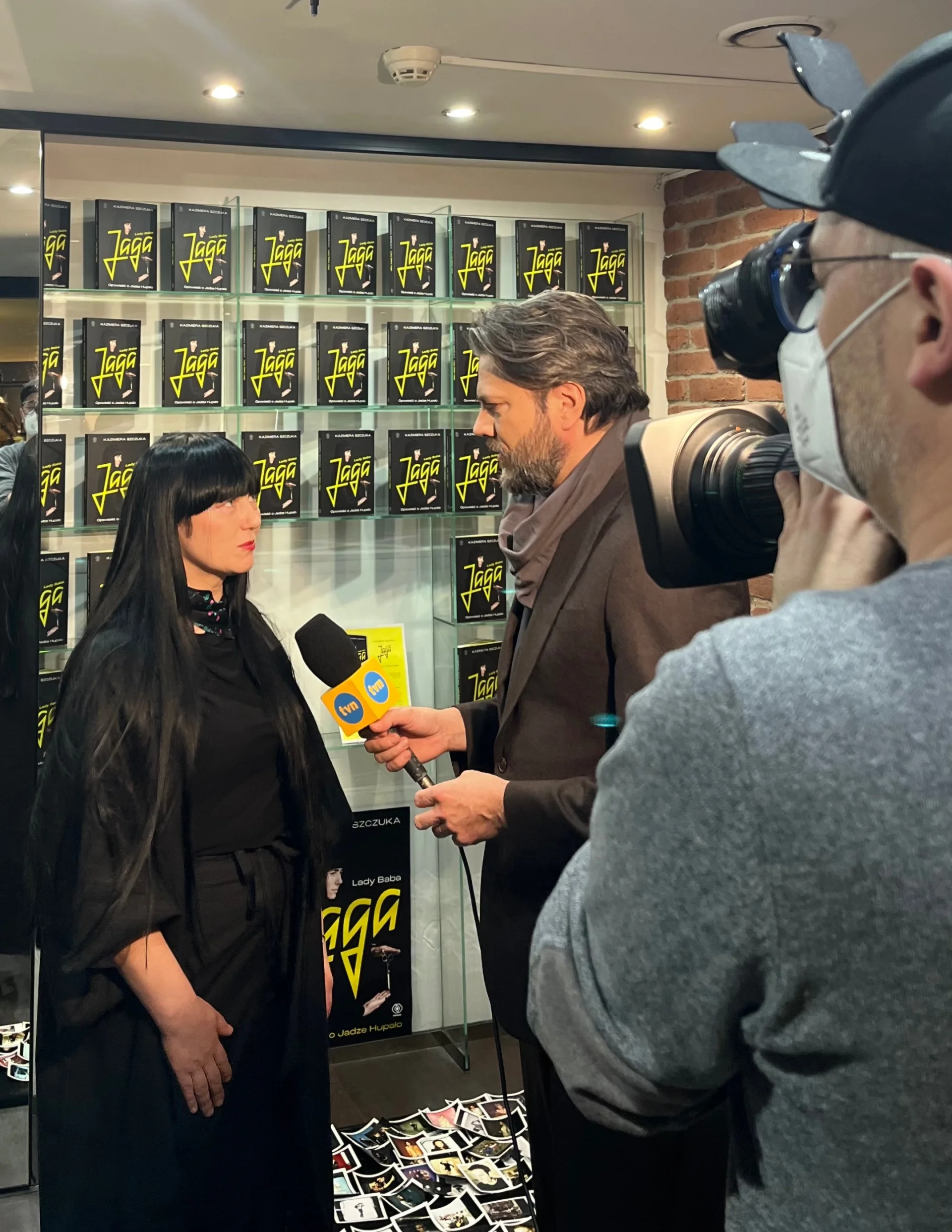 Rozmowa do programu "Co za tydzień" TVN z dziennikarzem, Olivierem Janiakiem podczas premiery książki "Lady Baba Jaga". Pracownia Born To Create. Marzec 2022.