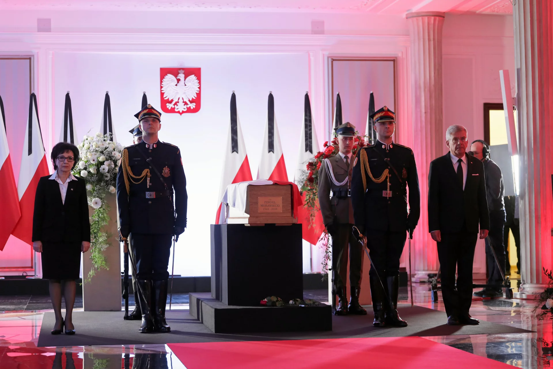 Wprowadzenie do Sejmu trumny z ciałem Kornela Morawieckiego.