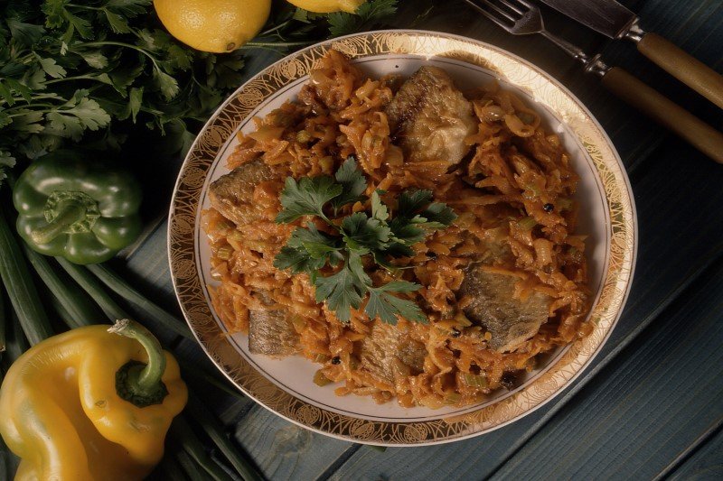 Ryba po grecku z selera to pyszna alternatywa - na zdjęciu klasyczna rybna wersja