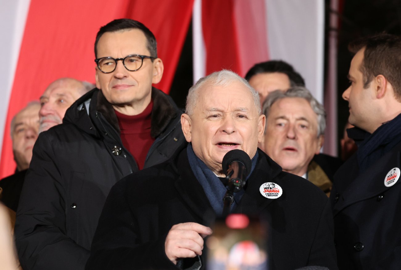 Sondaż. Morawiecki nawet nie wejdzie do drugiej tury. Trzaskowski zmierzy się z Hołownią.