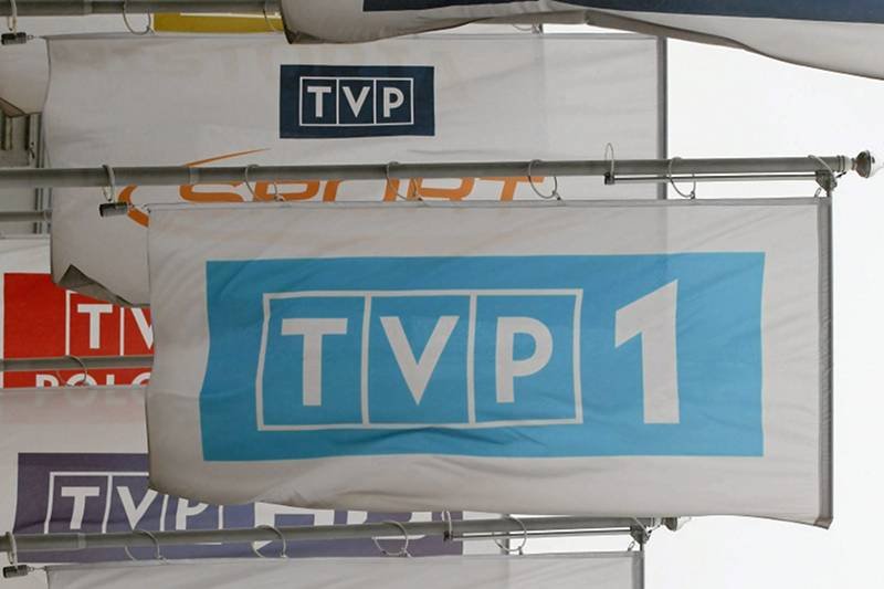 Flagi przed siedzibą TVP