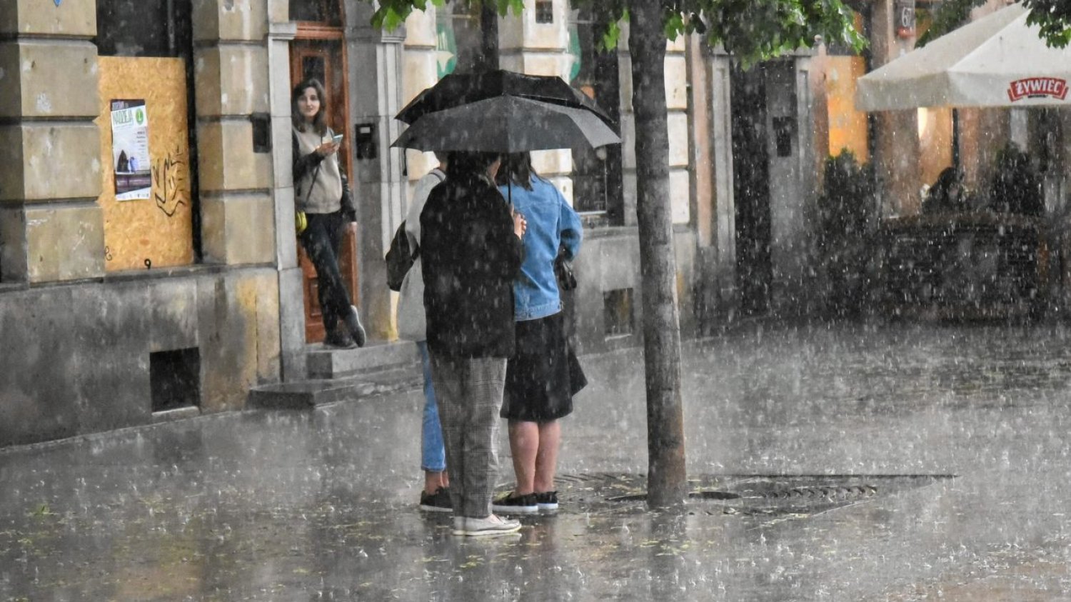 Prognoza pogody może pokrzyżować plany na weekend. Tego dnia będzie najgorzej. Prognoza pogody na weekend. Deszcze, burze i grad w wielu regionach.