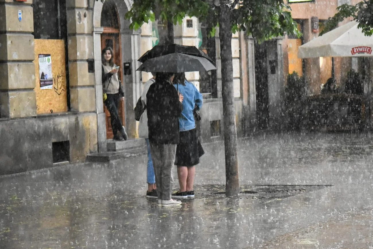 Prognoza pogody może pokrzyżować plany na weekend. Tego dnia będzie najgorzej. Prognoza pogody na weekend. Deszcze, burze i grad w wielu regionach.