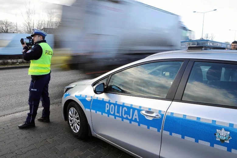Policja poszukuje Roberta Bloka, który 3 maja przejeżdżał przez teren zabudowany z prędkością 158 km/h.