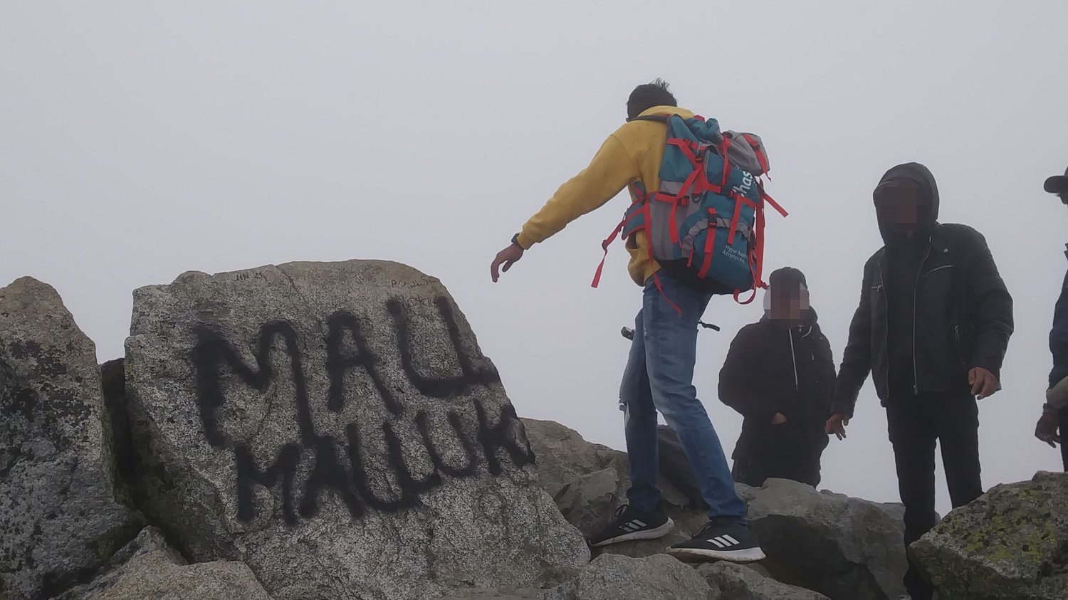 Mężczyźni przyłapani na malowaniu sprayem po kamieniu na Świnicy w Tatrach.