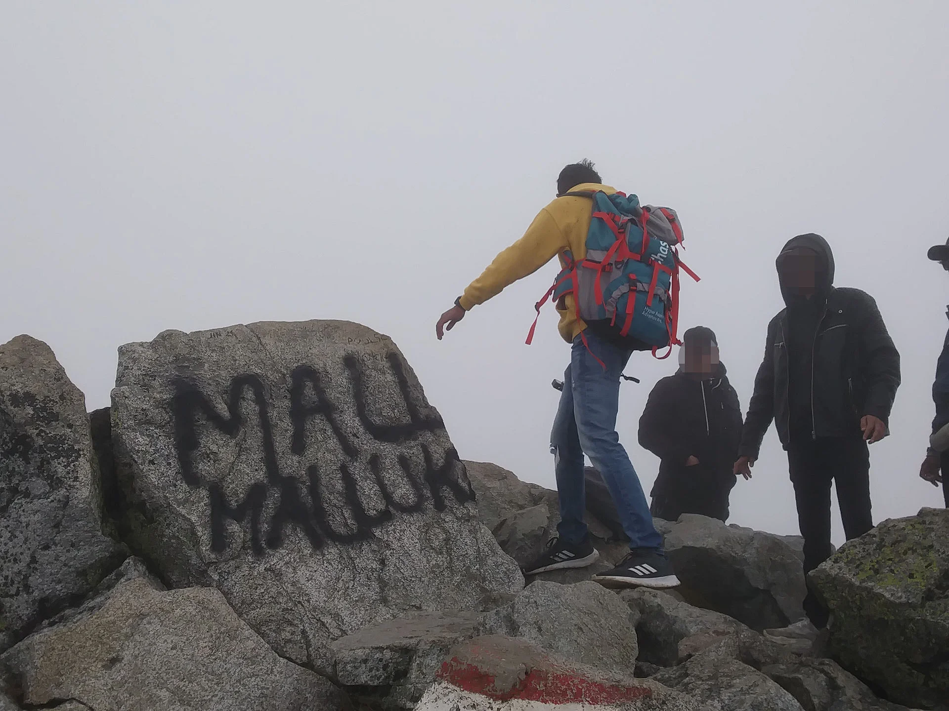 Mężczyźni przyłapani na malowaniu sprayem po kamieniu na Świnicy w Tatrach.