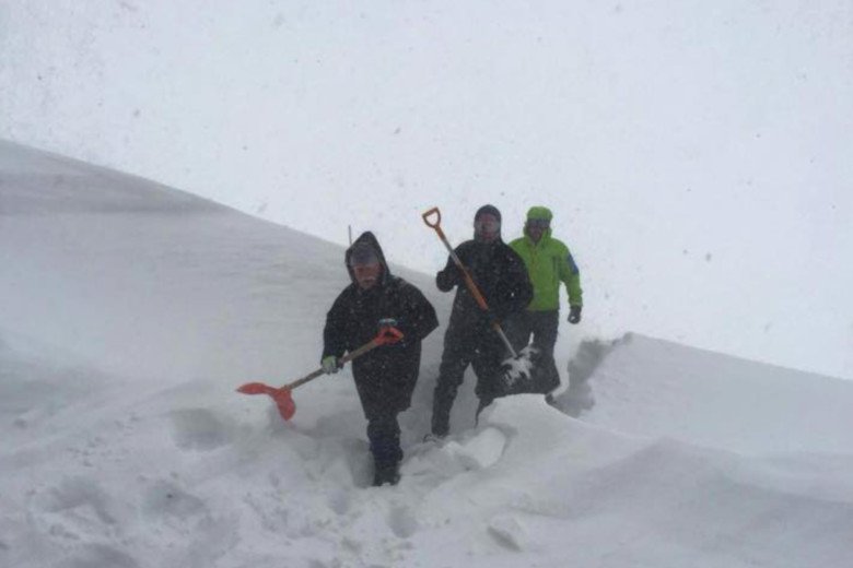 Śnieg dosłownie przykrył górskie szlaki