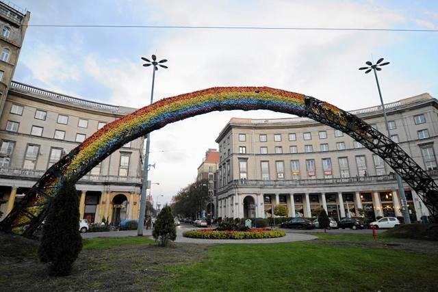 Tęcza na warszawskim placu Zbawiciela