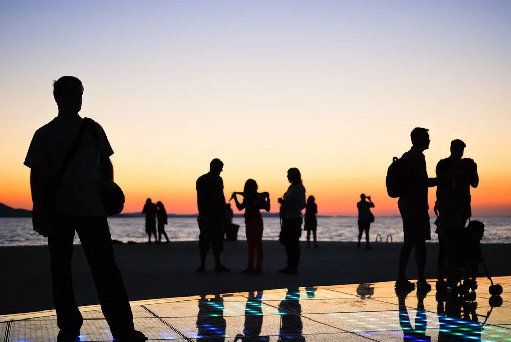 [url=http://shutr.bz/1qesHp6] Sylwetki ludzi na instalacji Greeting to the Sun [/url] w Zadarze