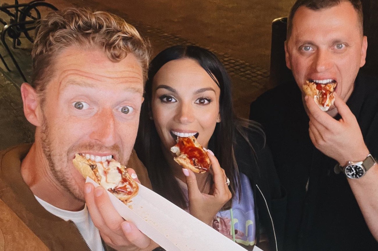 Krupińska, Michałowski i Bojanowski na nocnym spacerze po Sopocie.