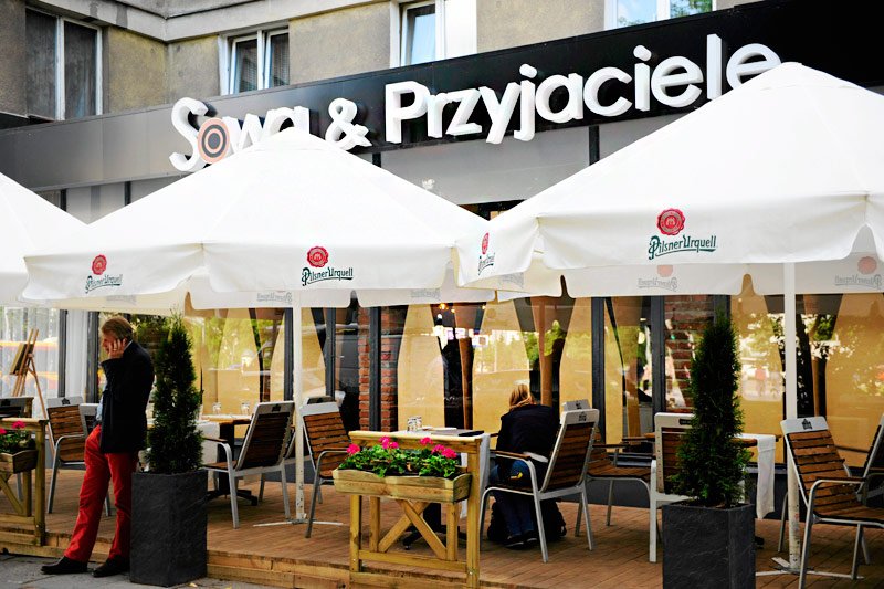 Kelnerzy prestiżowych restauracji, w których bywali politycy i biznesmeni podsłuchali co najmniej 62 osoby.