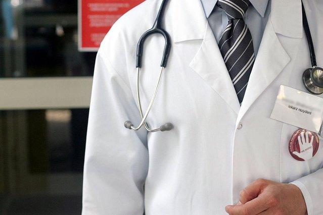 Etatowi lekarze nie mogą narzekać na zarobki.