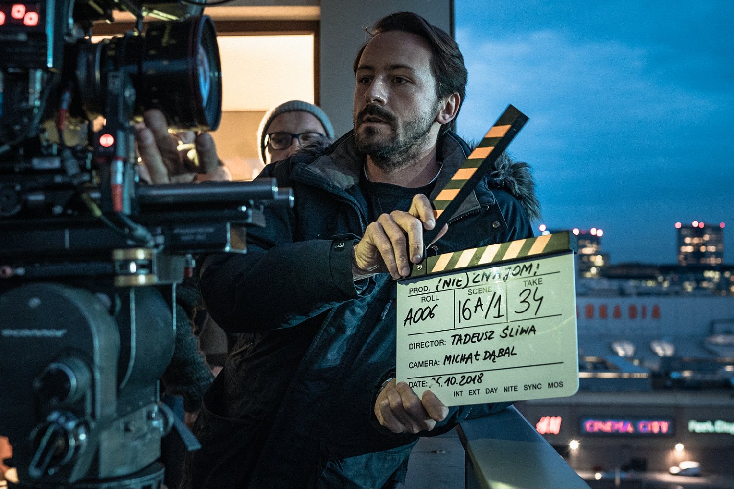 "(Nie)znajomi" to pełnometrażowy debiut Tadeusza Śliwy. Wcześniej reżyserował krótkie formy - teledyski, reklamy, czy "Ucho prezesa"