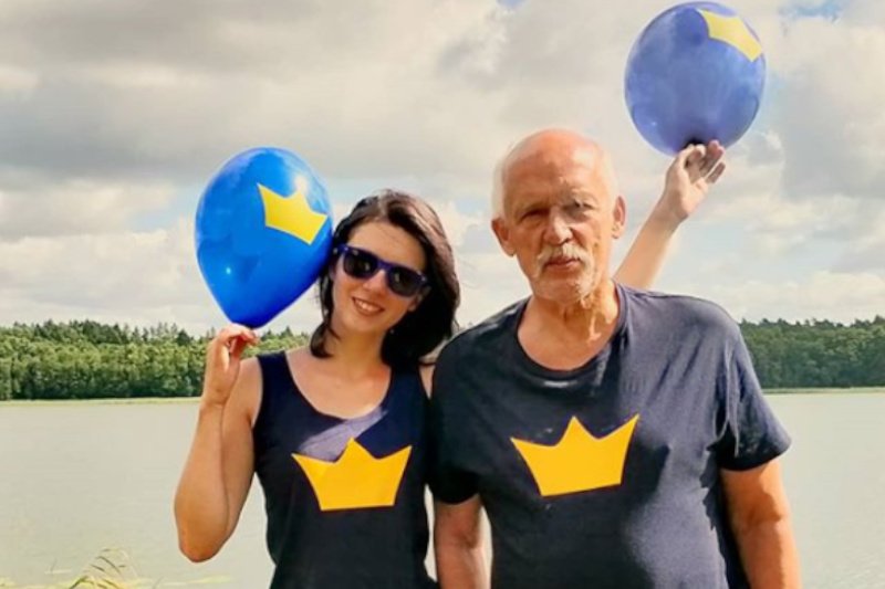 Dominika Sibiga to trzecia żona Janusza Korwina-Mikke. Partnerka polityka jest od niego młodsza o 44 lata.