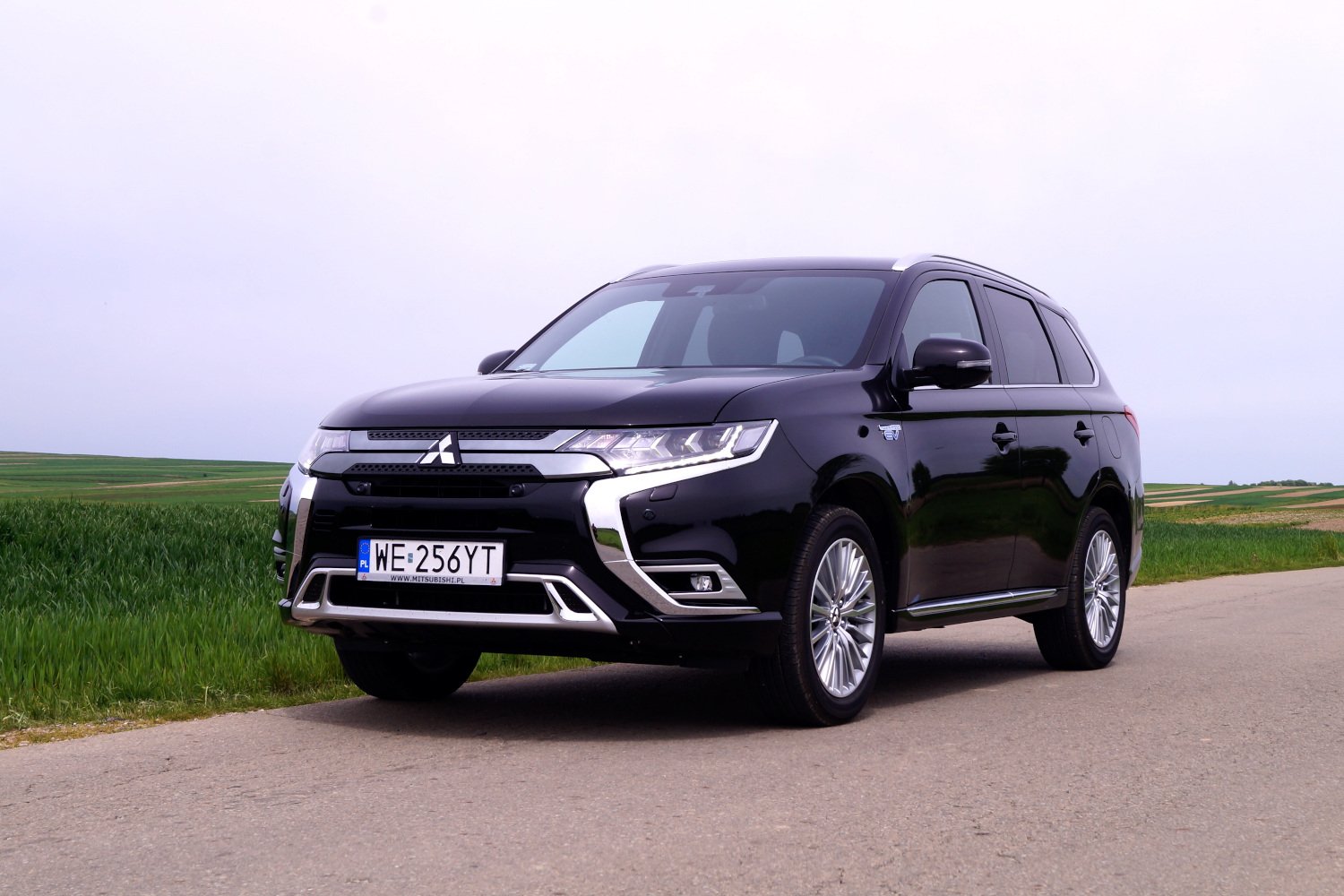 Mitsubishi Outlander PHEV nie rzuca się w oczy, chociaż to wielki hybrydowy SUV. W swojej kategorii pozostaje najpopularniejszy na świecie.