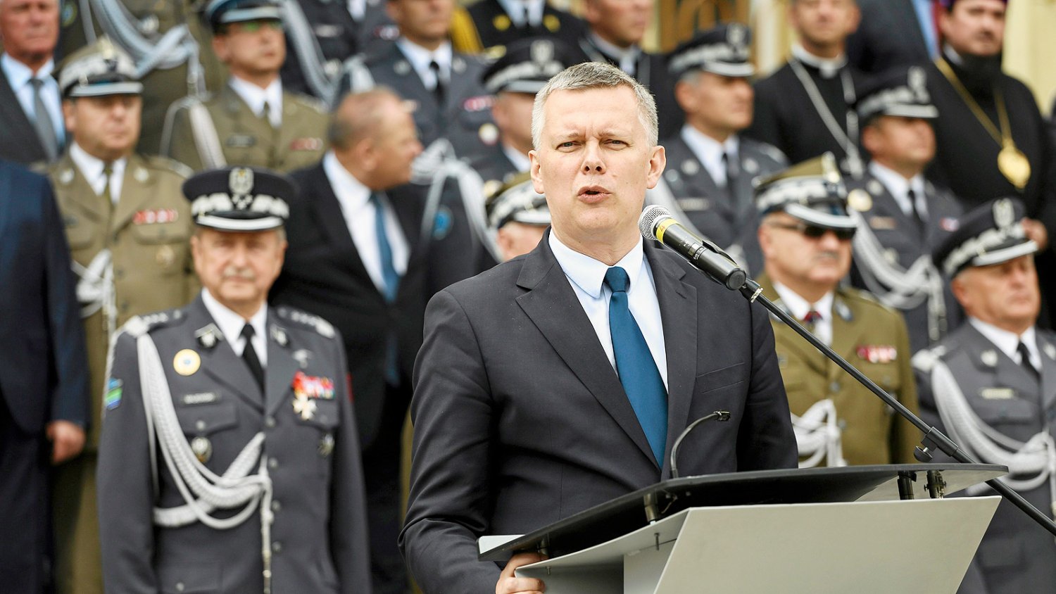 W rozmowie z naTemat.pl był szef MON Tomasz Siemoniak mówi, jak będzie tłumaczył kolegom z NATO sejmowy protest niepełnosprawnych i alarmuje, jak ważna jest dyskusja nad pytaniem, czy grozi nam wojna.