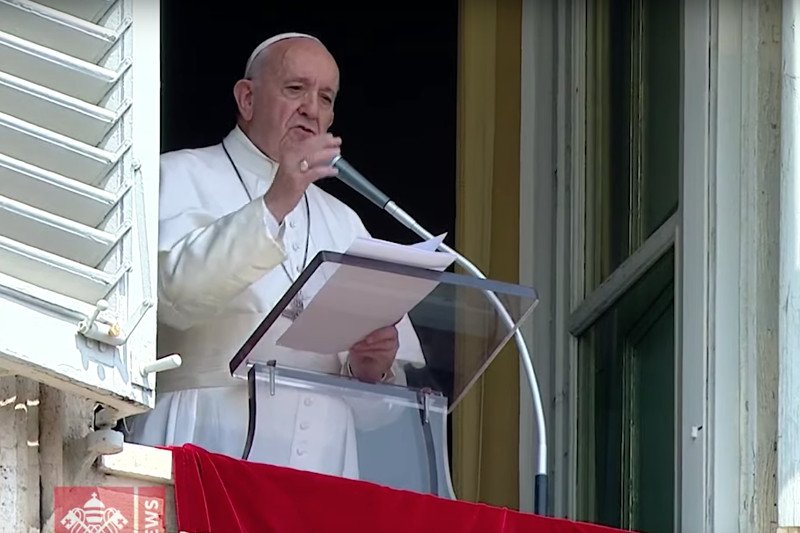 Papież utknął uwięziony w windzie. To dlatego spóźnił się na Anioł Pański.