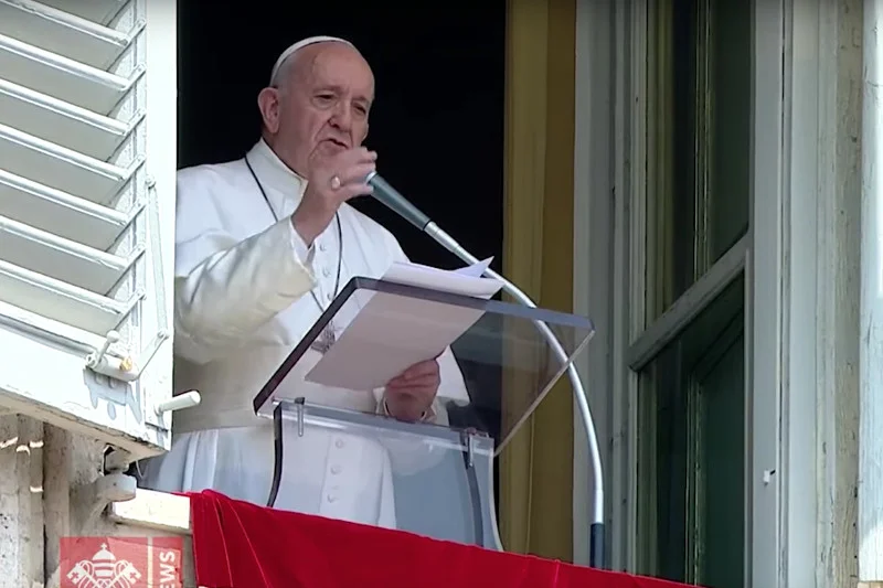Papież utknął uwięziony w windzie. To dlatego spóźnił się na Anioł Pański.
