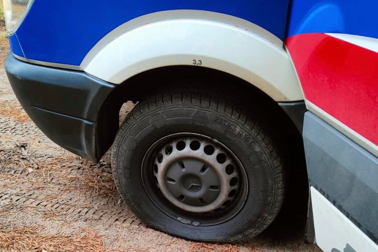 Funkcjonariusze Wojska Polskiego prawdopodobnie spuścili powietrze z kół ambulansu należącego do medyków, działających w strefie stanu wyjątkowego.