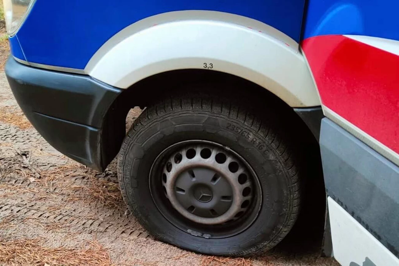 Funkcjonariusze Wojska Polskiego prawdopodobnie spuścili powietrze z kół ambulansu należącego do medyków, działających w strefie stanu wyjątkowego.