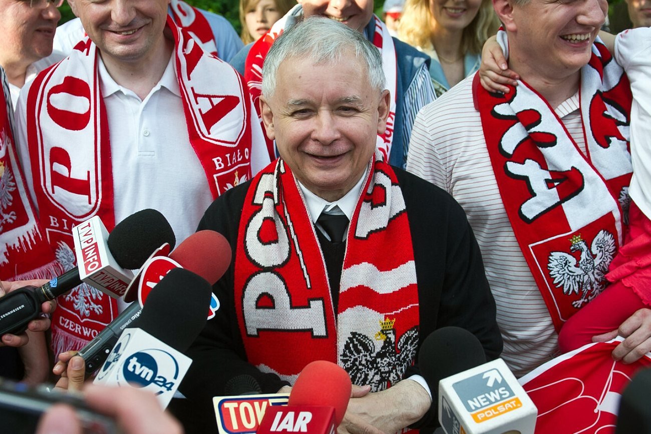 Prezes PiS Jarosław Kaczyński w biało-czerwonych barwach.