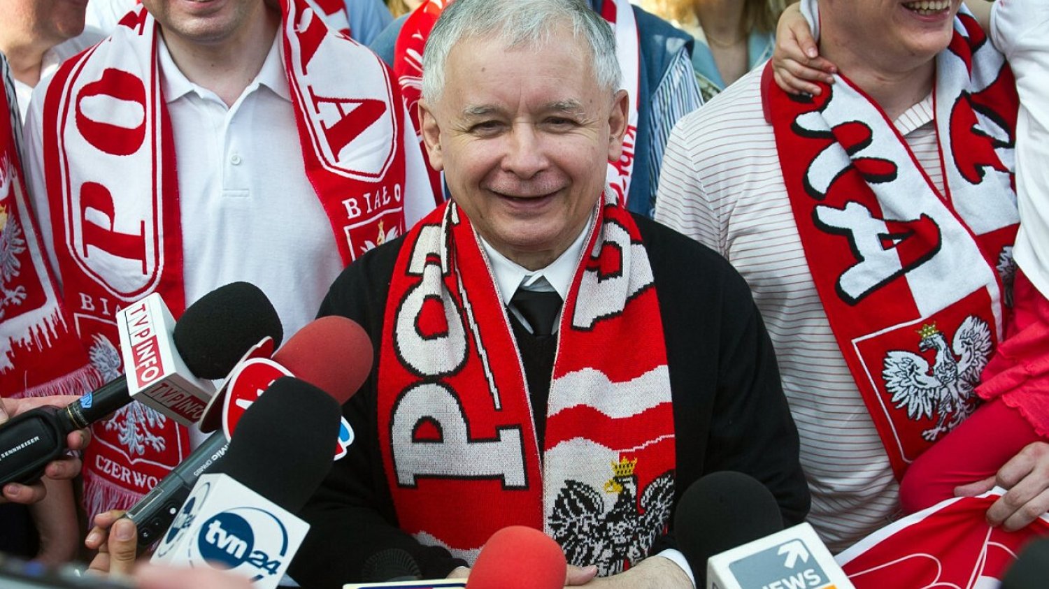 PiS do kolejnych wyborów może iść pod szyldem "Biało-Czerwoni". Prezes PiS Jarosław Kaczyński w biało-czerwonych barwach.