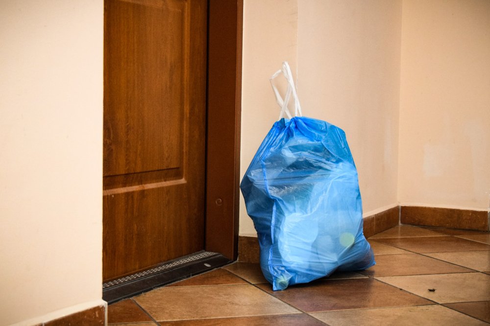 Śmieci na klatce schodowej to częsty widok w wielu polskich blokach.