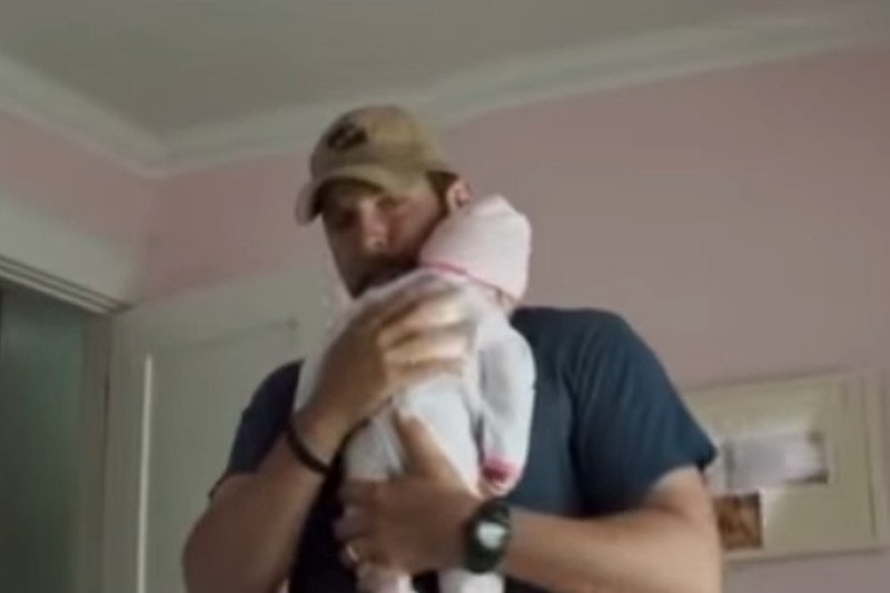 Internauci nie mają litości i głośno śmieją się ze scen z "dzieckiem".