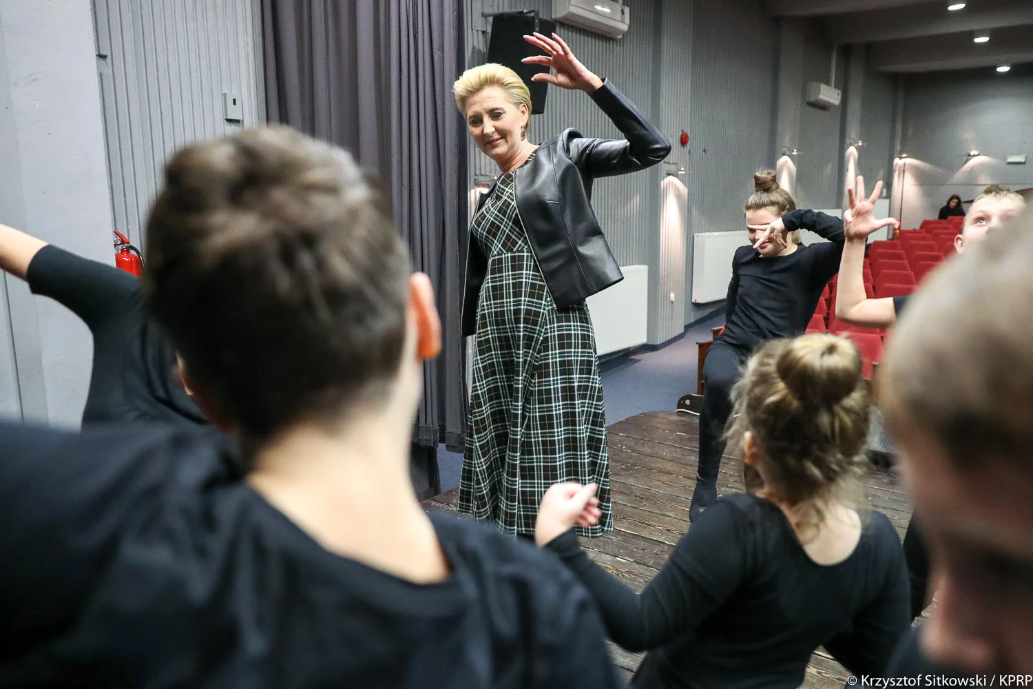 Agata Duda z dziećmi z teatru w Gołkowicach.