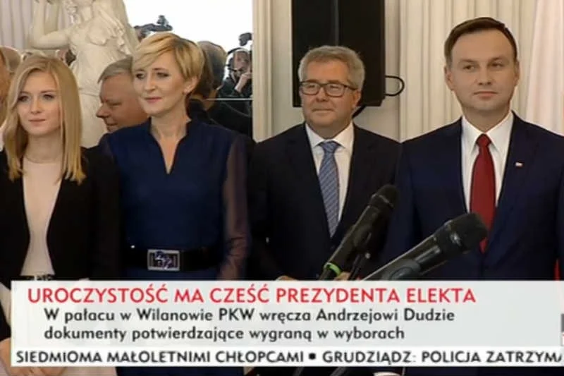 Ryszard Czarnecki stał się nieoczekiwanym bohaterem uroczystości wręczenia Andrzejowi Dudzie certyfikatu o wyborze na prezydenta.