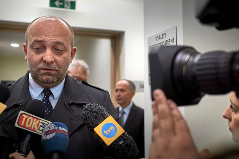 TVP słowem się nie zająknęło na temat przyczyn dymisji Łukasza Piebiaka, za to z kobiety odpowiedzialnej za aferę zrobiono wariatkę i narkomankę.