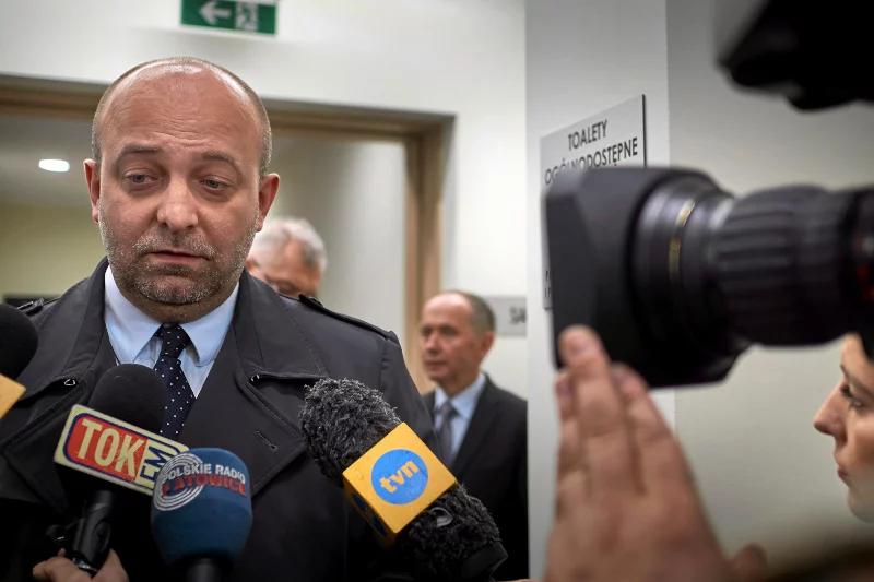 TVP słowem się nie zająknęło na temat przyczyn dymisji Łukasza Piebiaka, za to z kobiety odpowiedzialnej za aferę zrobiono wariatkę i narkomankę.