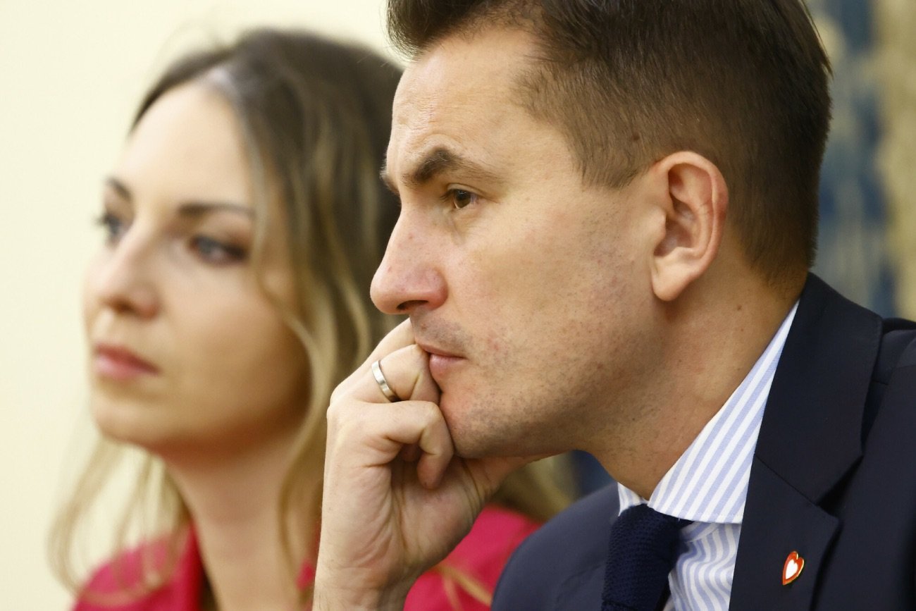 Arkadiusz Myrcha i Kinga Gajewska pobierają środki na wynajem mieszkania.