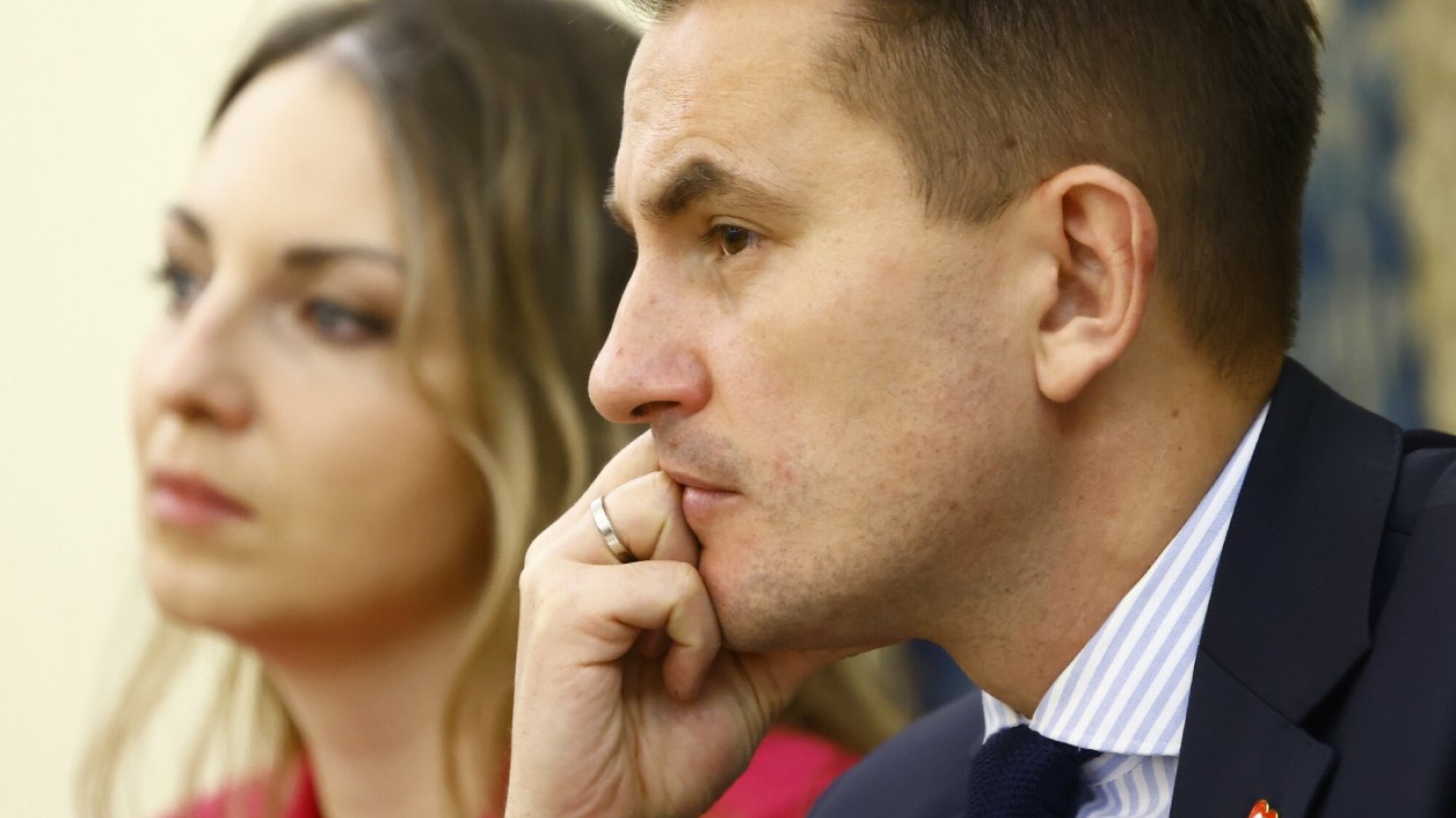 Arkadiusz Myrcha i Kinga Gajewska pobierają środki na wynajem mieszkania.