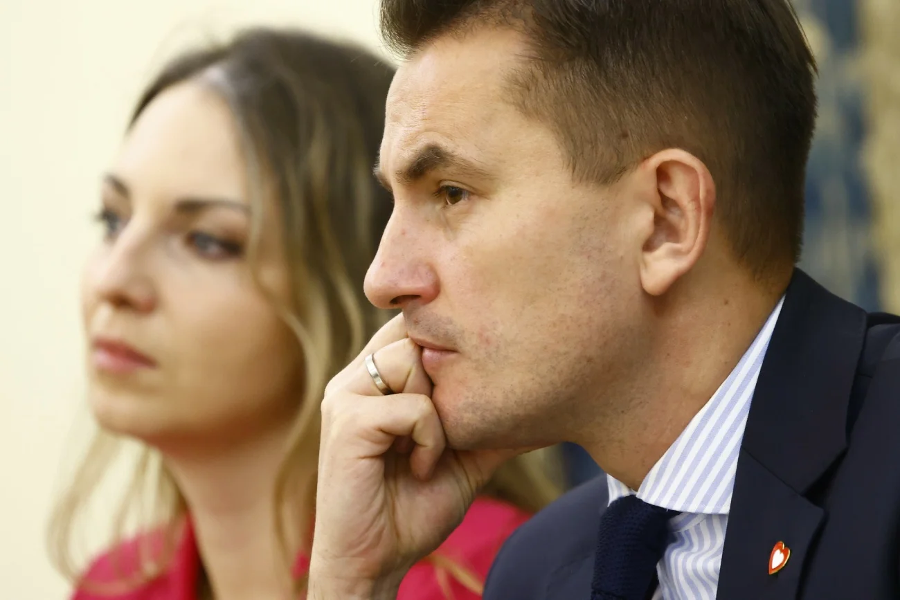 Arkadiusz Myrcha i Kinga Gajewska pobierają środki na wynajem mieszkania.