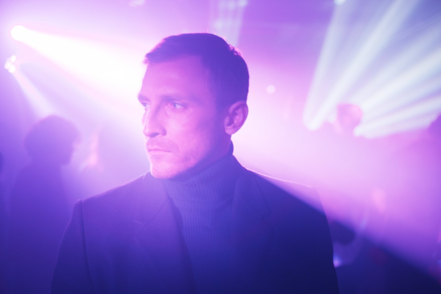 Serial "Ślepnąc od świateł" jest adaptacją książki Jakuba Żulczyka o tym samym tytule