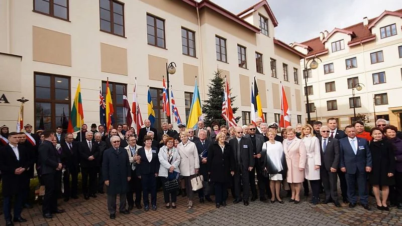 Honorowa konsul RP w Ohio stoi w pierwszym rzędzie, trzecia od prawej strony