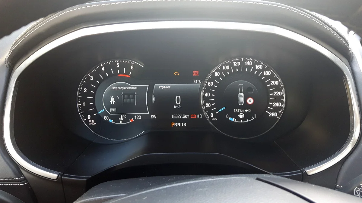 Wyświetlacz elektroniczny jest ładny, ale przeklikiwanie się przez menu może zniechęcić.
