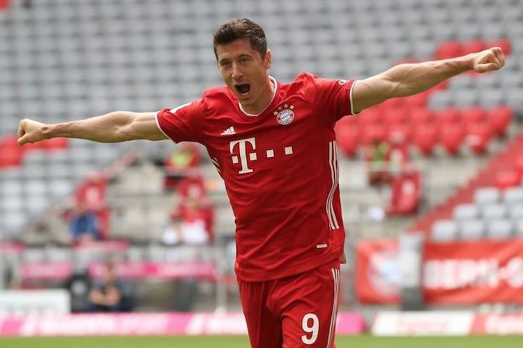 Robert Lewandowski wygrał z Bayernem Ligę Mistrzów. Jamie Carragher "przetłumaczył" wywiad z Polakiem.