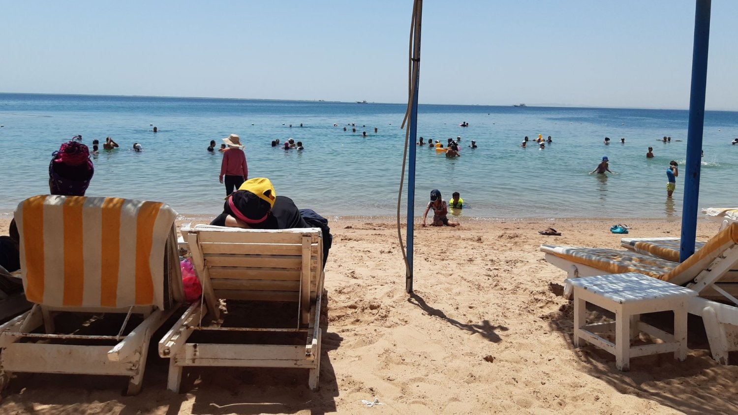 Ludzie na plaży w Egipcie
