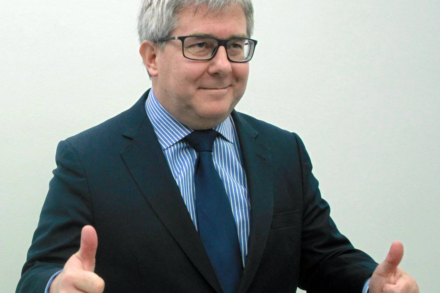 Ryszard Czarnecki odpowiedział na zarzuty o nieprzestrzeganiu zasad demokracji, że "Polska jest oazą normalności".