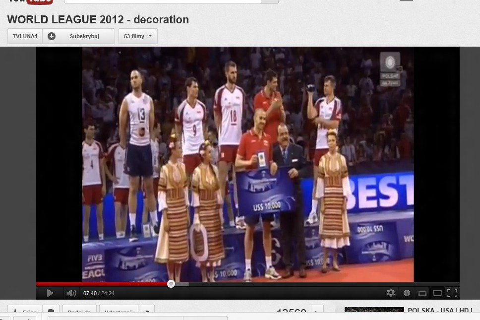 Krzysztof Ignaczak z kamerą w ręku podczas z ceremonii wręczenia złotych medali Ligi Świtowej w 2012 roku, relacjonowanej przez telewizję Polsat.