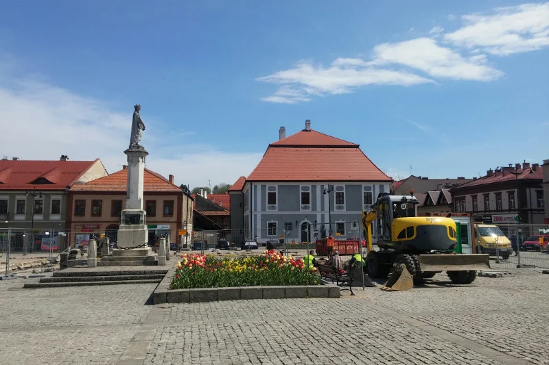 Strażacy przekonują, że zmieściliby się na rynku obok stanowiska archeologicznego.