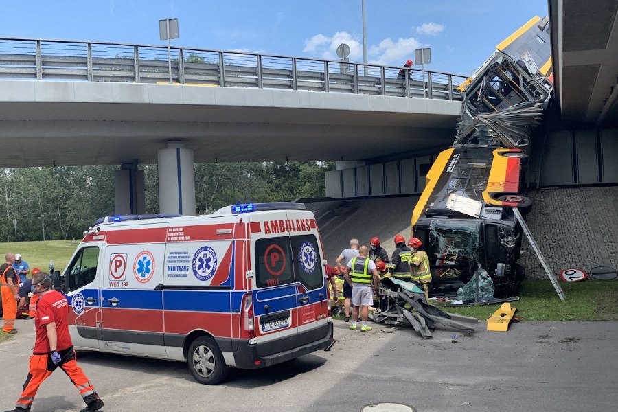 Autobus linii 186 spadł na Wisłostradę