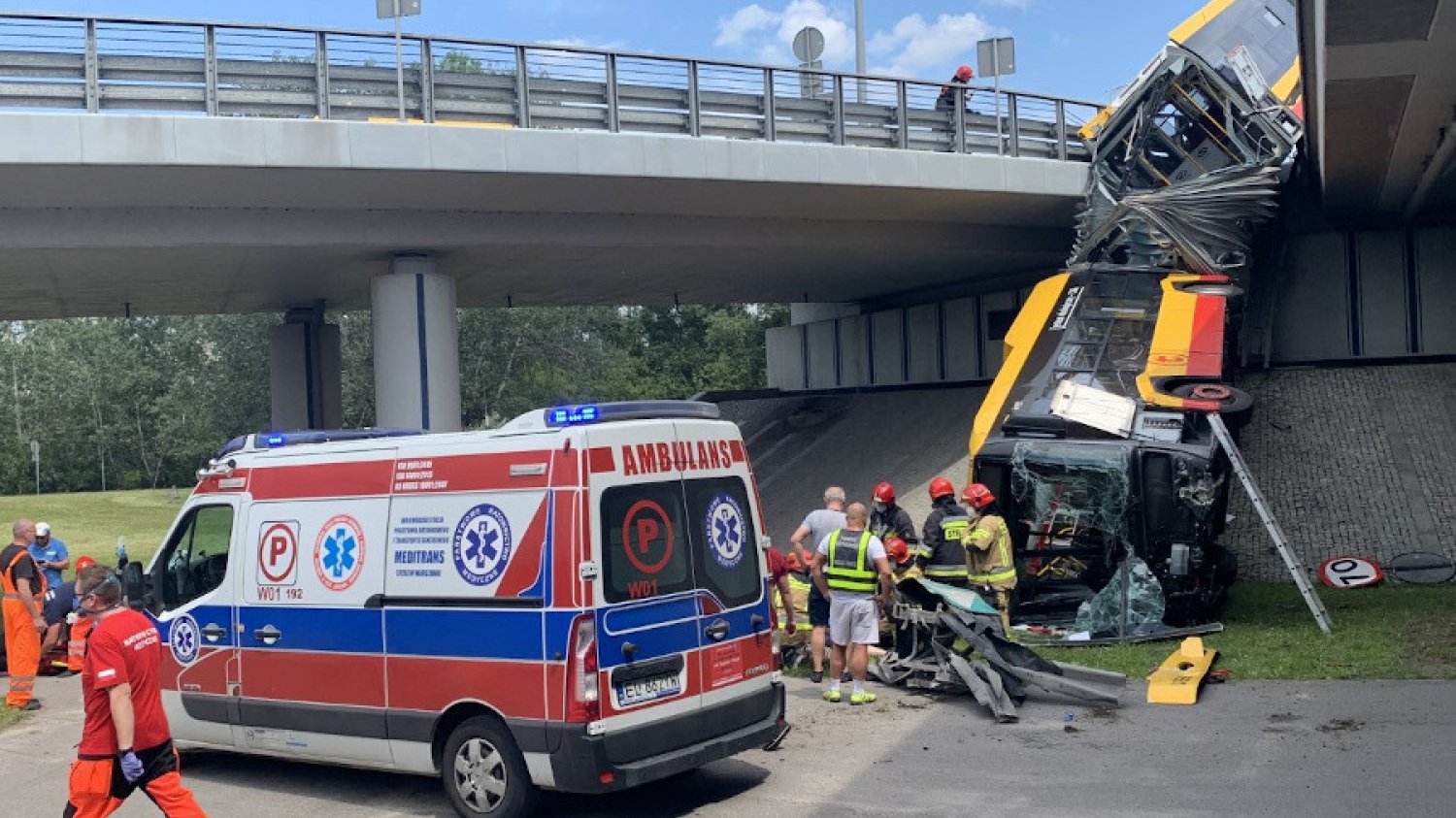 Autobus linii 186 spadł na Wisłostradę