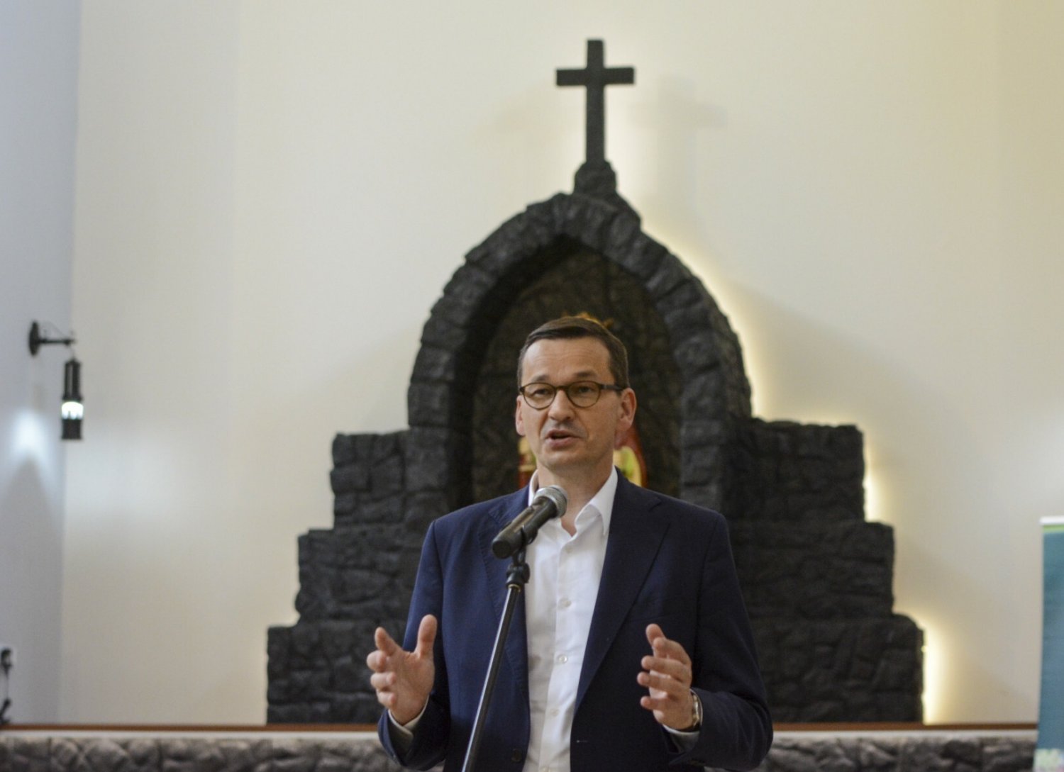 Abp Jan Romeo-Pawłowski stwierdził, że Morawiecki jest "pielgrzymem pokoju".
