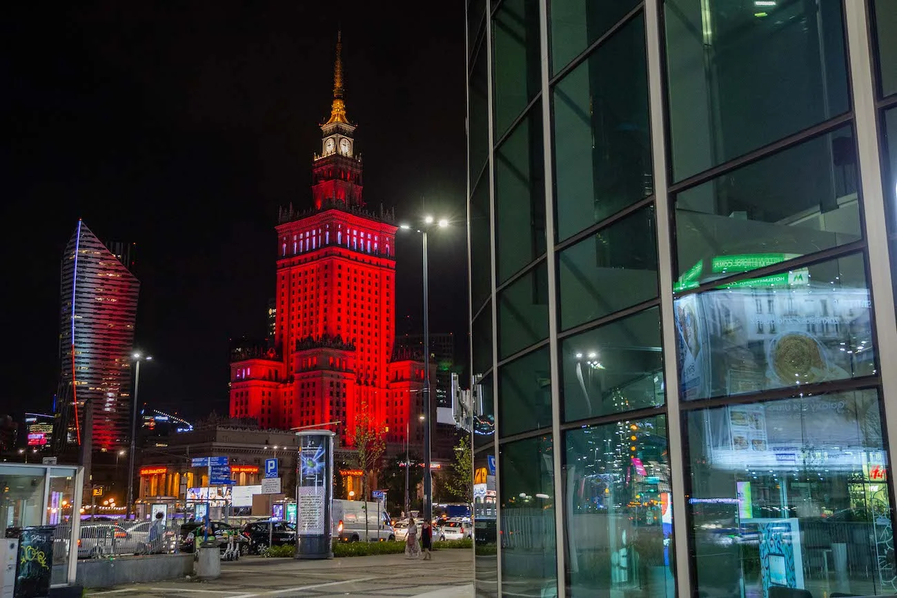 Wrzesień jest Miesiącem Świadomości Nowotworów Krwi. Z tej okazji Pałac Kultury i Nauki został podświetlony na czerwono.