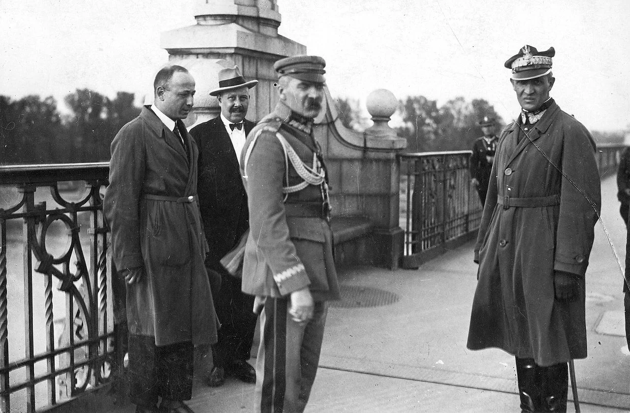 Józef Piłsudski na Moście Poniatowskiego tuż przed spotkaniem z prezydentem Stanisławem Wojciechowskim.